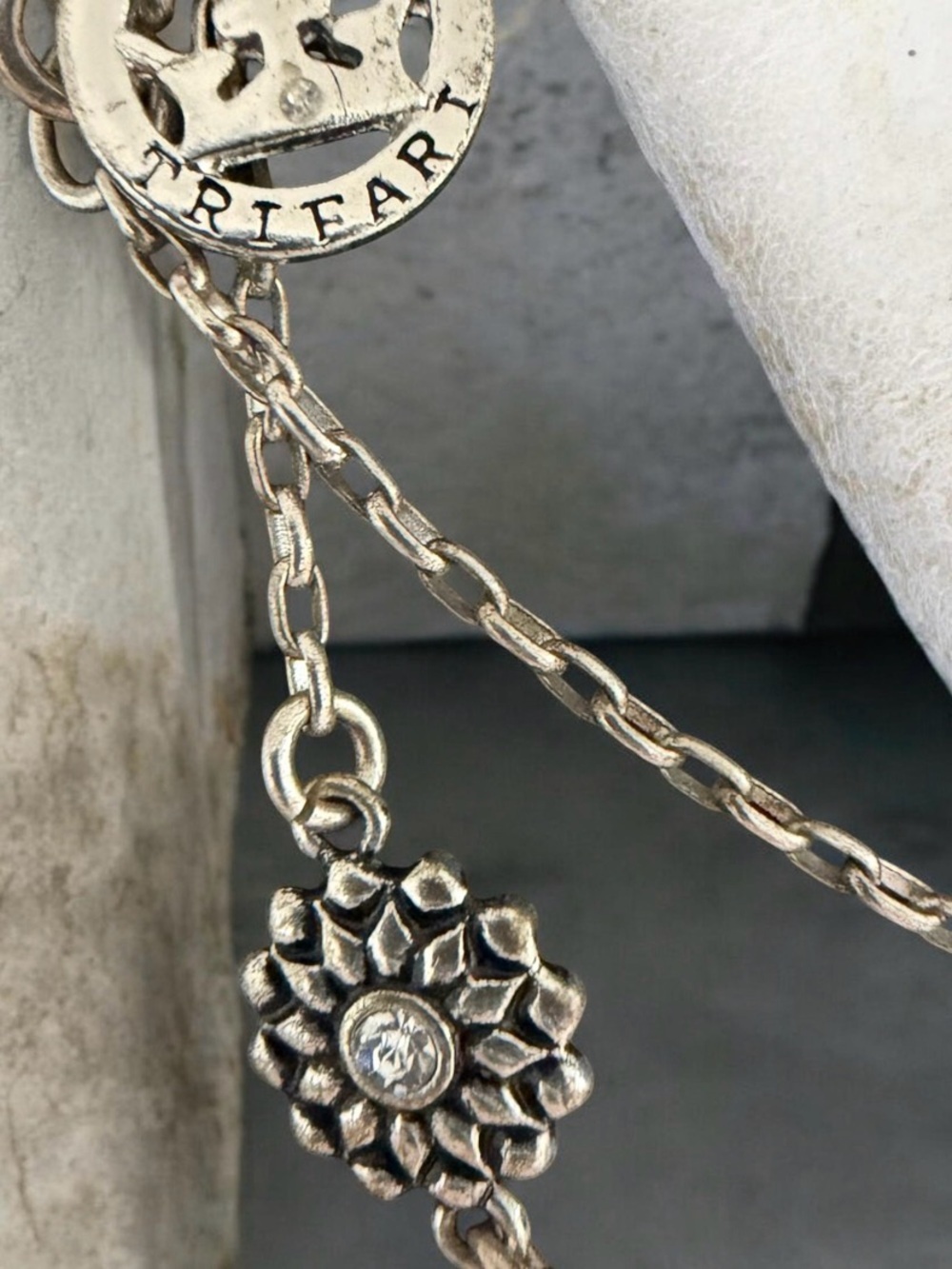 Vtg Crown Trifari Textured Flower Station Rhinestone/Crystal Necklace SilverTone - Picture 3 of 8